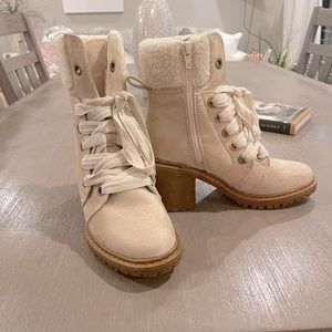 Cream colour suede and Sherpa Roxy boots size 6.5